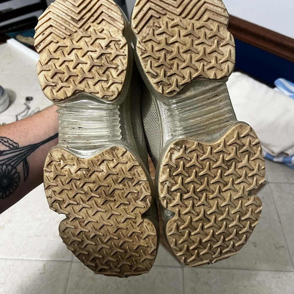 Women’s Sneakers 👟 - Picture 3 of 4